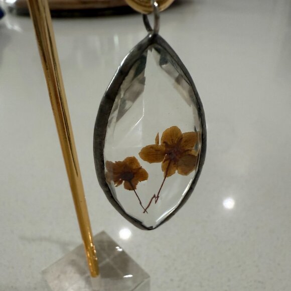 Vintage Faceted Glass Pendant with Pressed Flowers - Picture 4 of 4